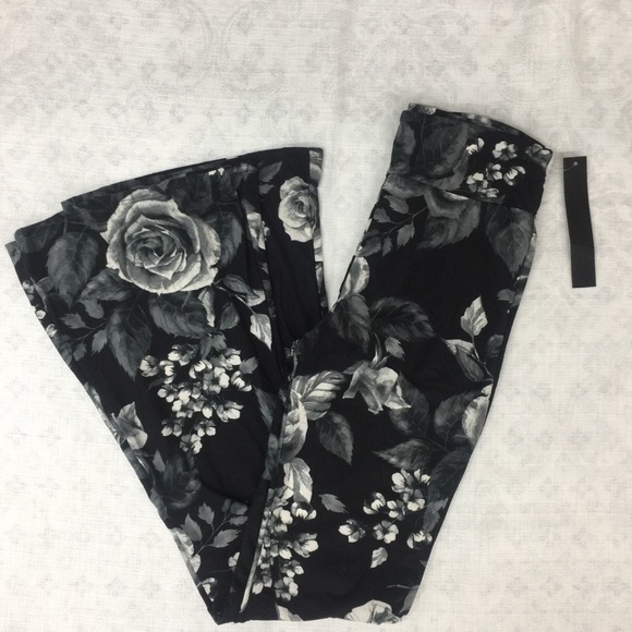 Buttery Soft Black/White Floral Leggings - Picture 4 of 4